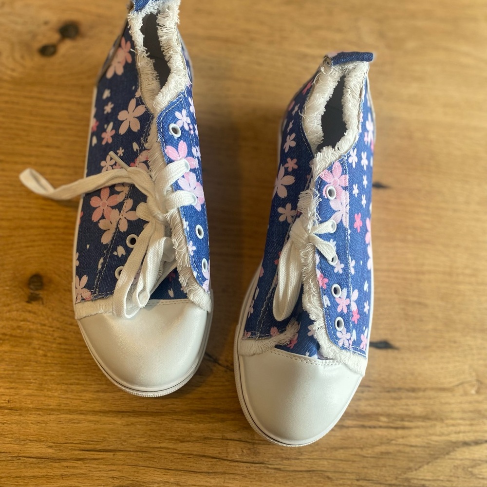 Floral Denim Raw Edge Sneakers Blue Women’s‎ 6.5 NWOT